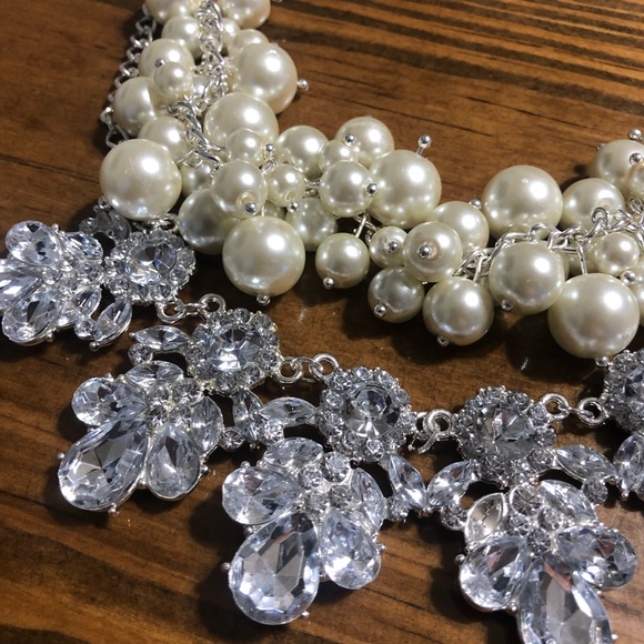 Handmade statement necklace and earring set, pearl and crystal - Picture 2 of 5